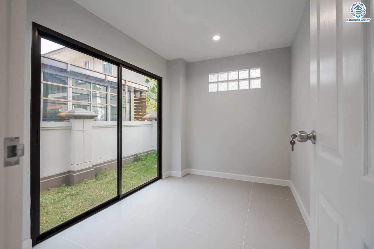 บ้านมือสองตกแต่งใหม่ ม.ภัสสร7 รัตนาธิเบศร์ พื้นที่กว้างกว่า 58.9 ตร.ว. รองรับทุกความสุข ฟังก์ชัน 3 ห้องนอน 3 ห้องน้ำ 2 ห้องอเนกประสงค์ จอดรถได้ 2 คัน บนทำเลเดินทางสะดวก ติดถนนใหญ่ ใกล้รถไฟฟ้า "สถานีบางพลู" เพียง 400 ม.